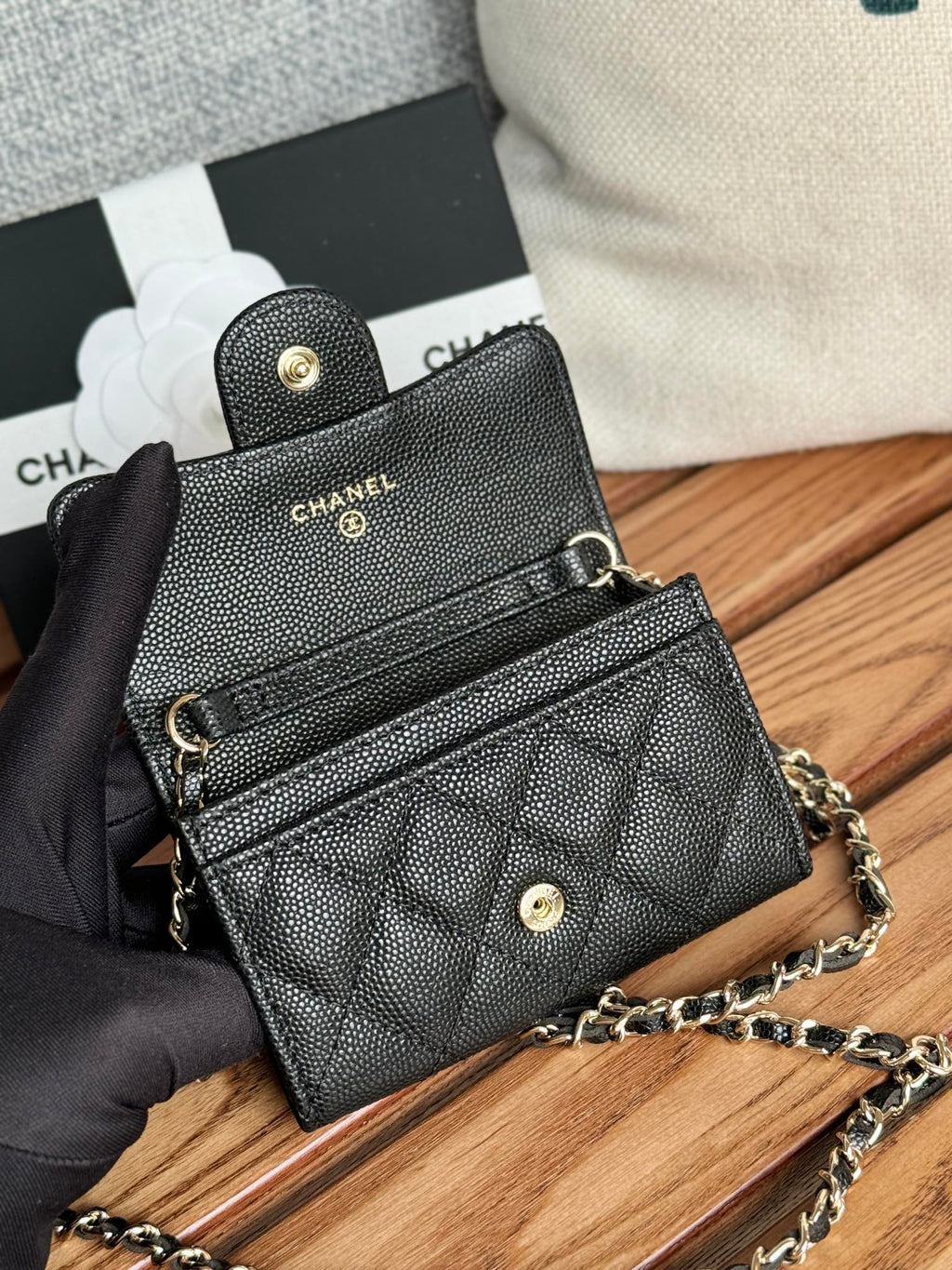 CC 24 Classic Wallet On Chain 11cm Black Gold Metal Caviar 240666