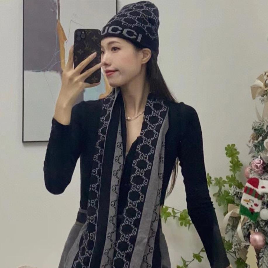 SET CLASSIC SCARF AND HAT IN BLACK MONOGRAM CASHMERE 200522