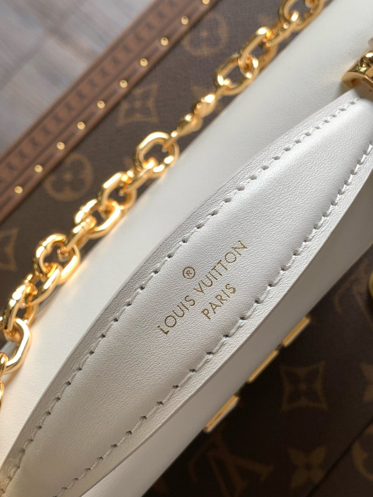 Wallet On Chain Capucines handbag White Cowhide 250408