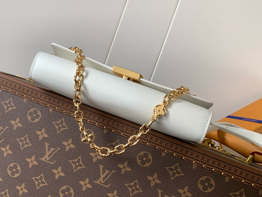 Wallet On Chain Capucines handbag White Cowhide 250408