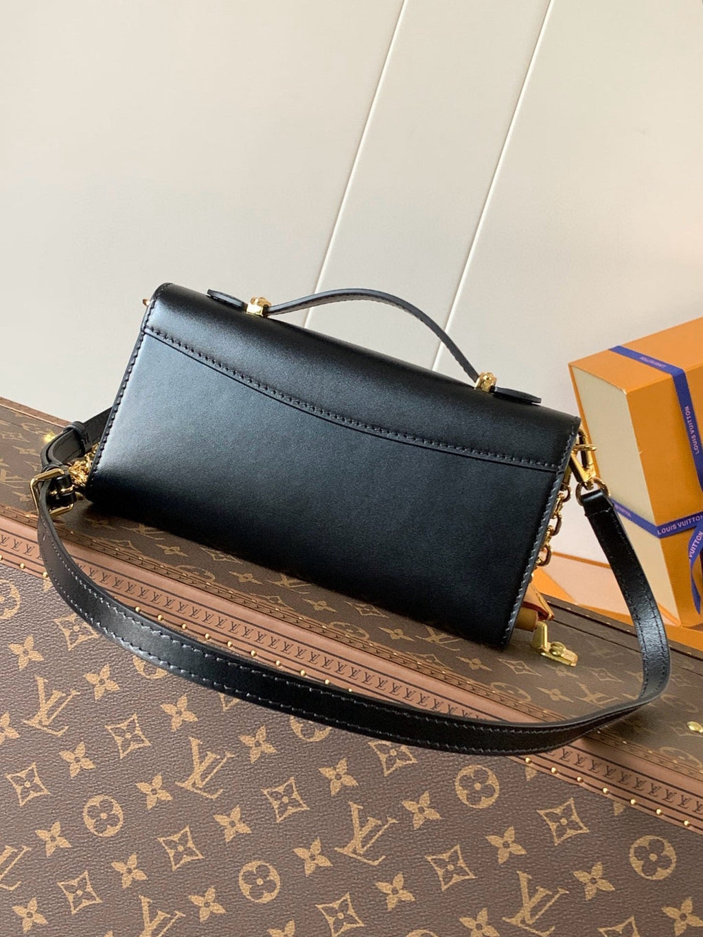 Wallet On Chain Capucines handbag Black Cowhide 250406