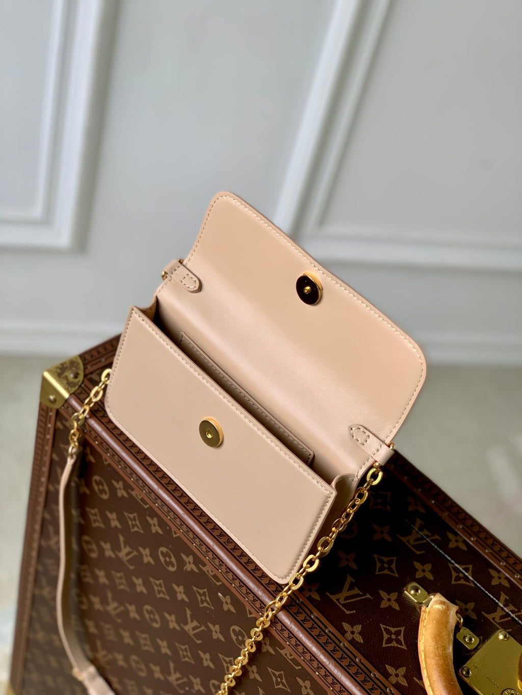 Wallet On Chain LV Bloom 20cm Beige Calfskin 250359