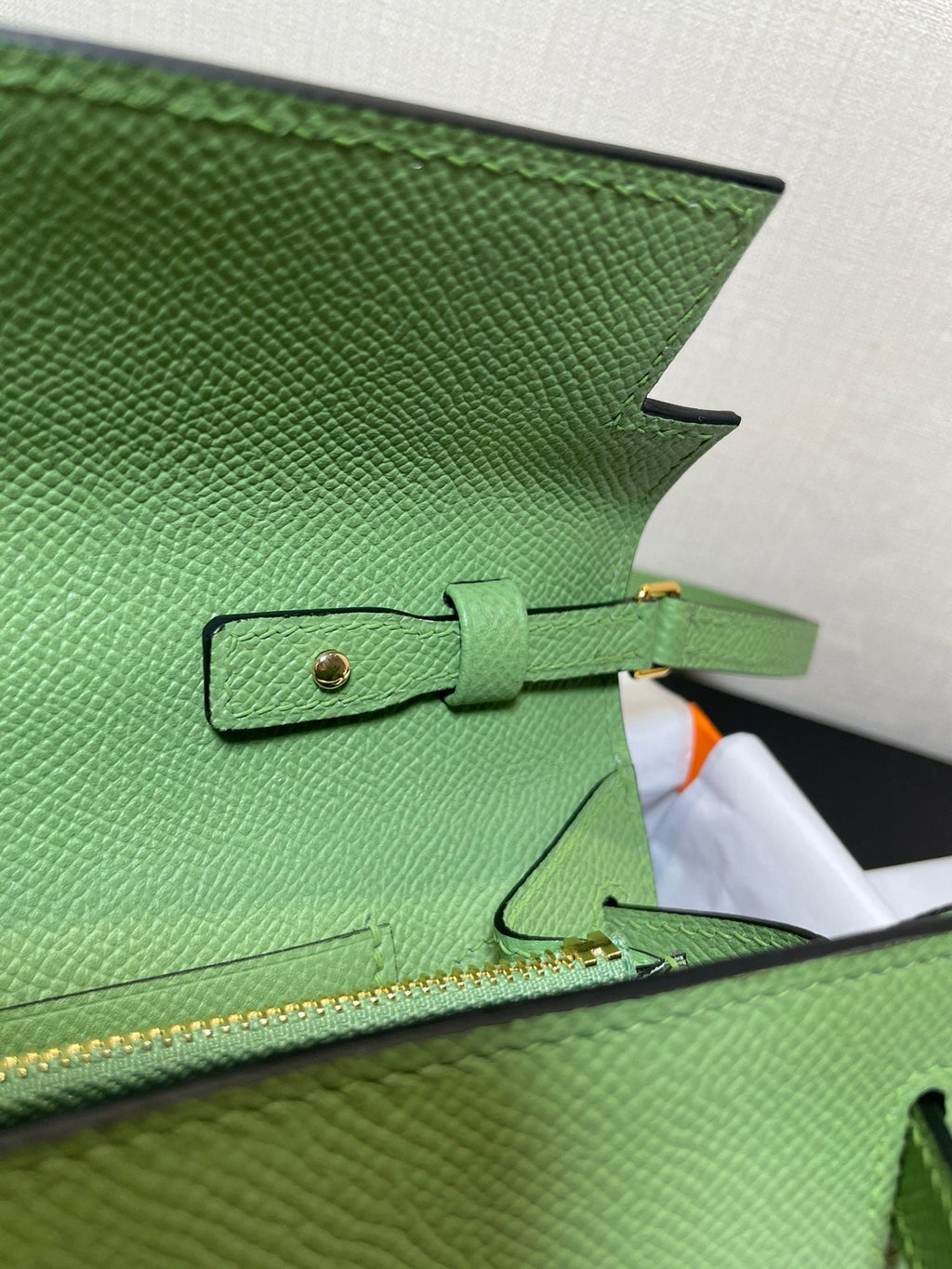 kelly to go wallet 20.5 green epsom gold hardware