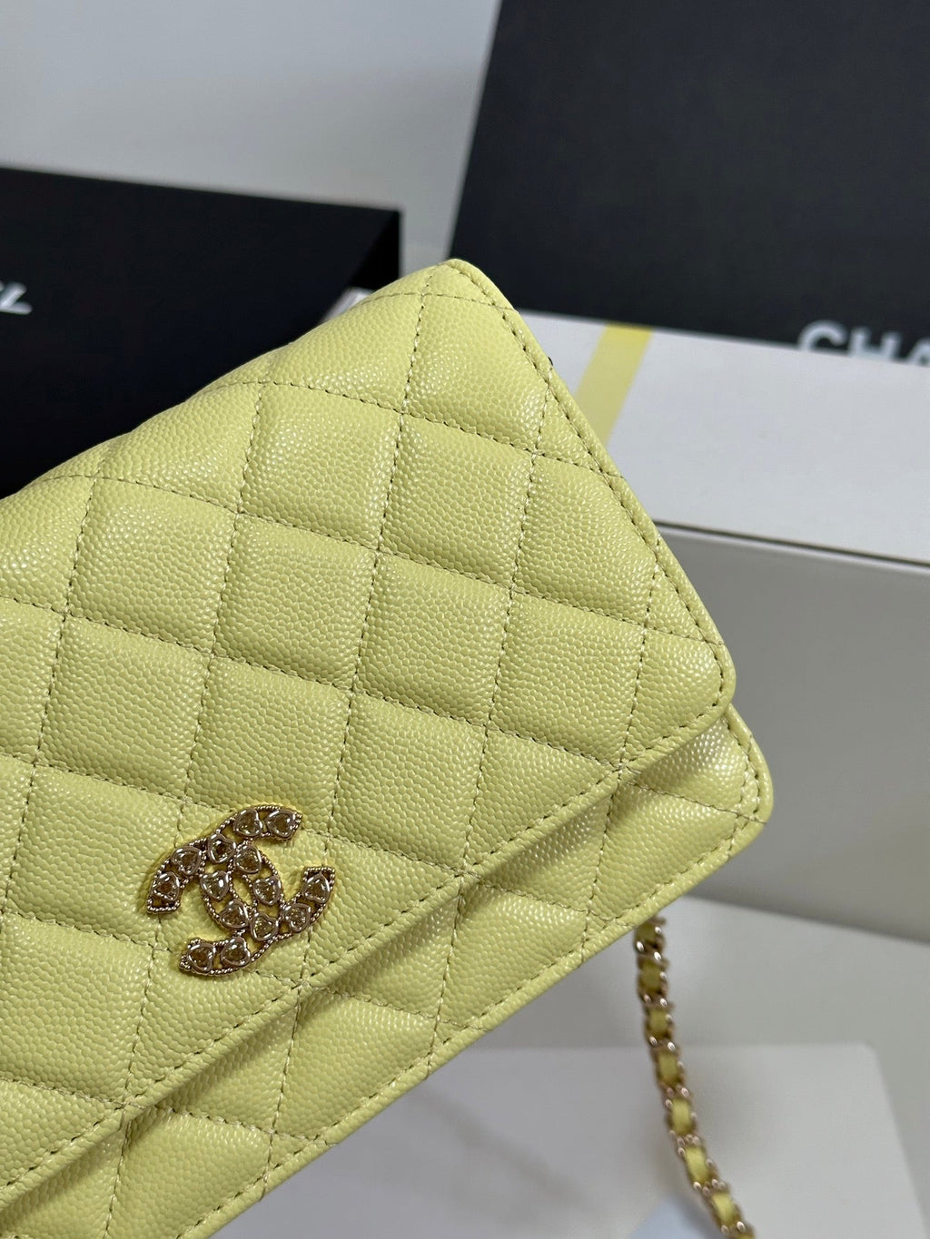 CC 25P Wallet On Chain 19cm Yellow Pastel Cowhide Heart Rhinestone 243595