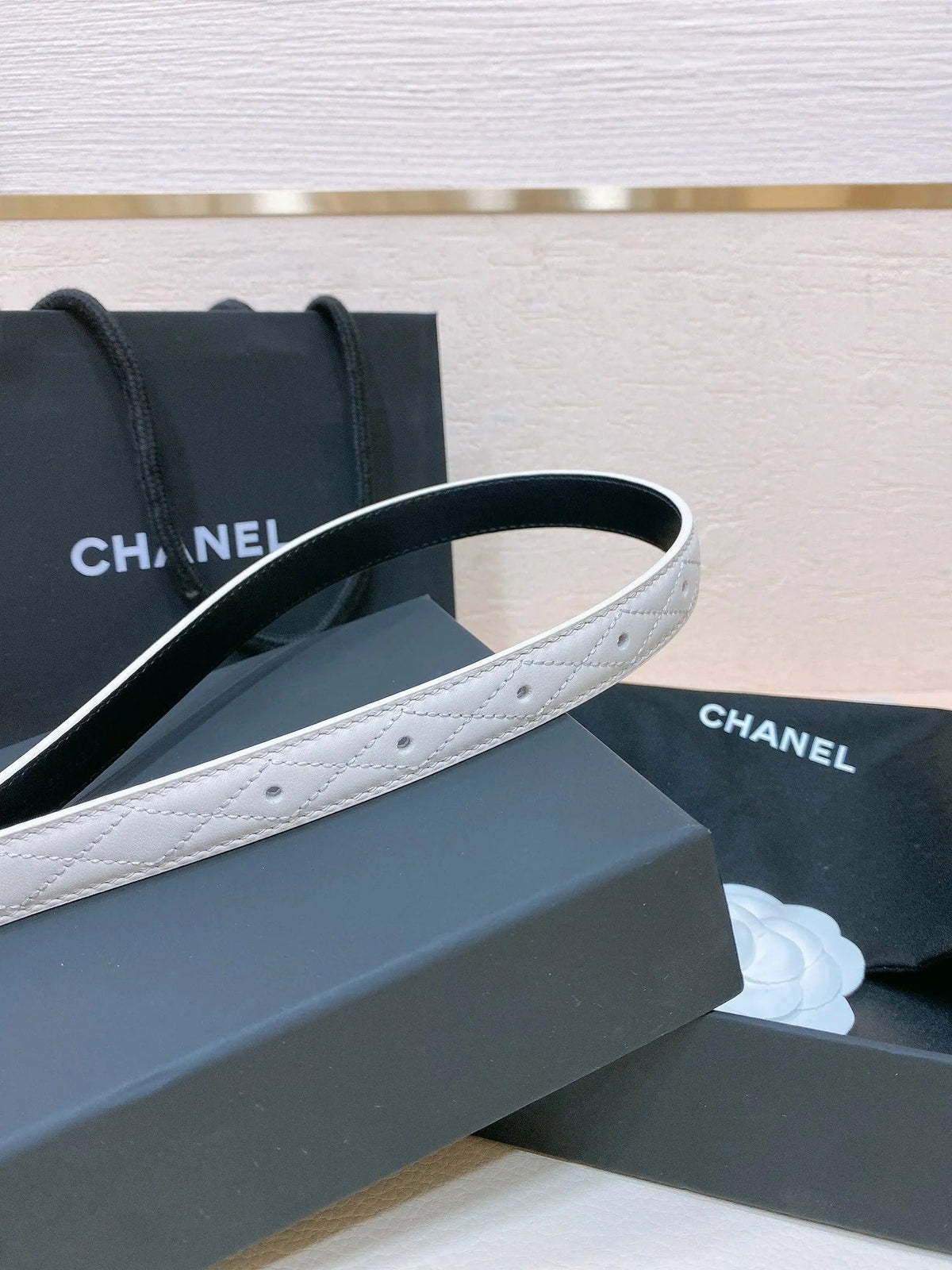 CC BELT 20MM IN WHITE EMBROIDERED CALFSKIN GOLD HARDWARE ATTACH PEARL