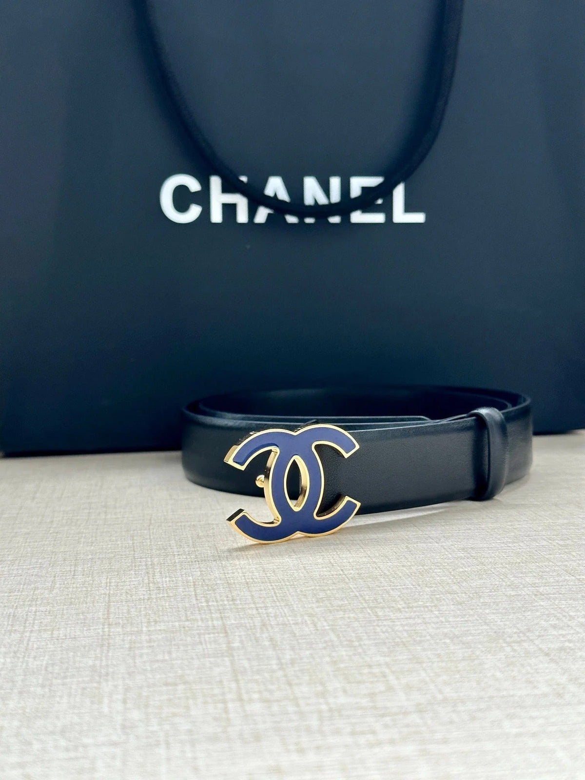 CC 30MM BELT IN BLACK SMOOTH CALFSKIN WITH NAVY BLUE METAL LOGO
