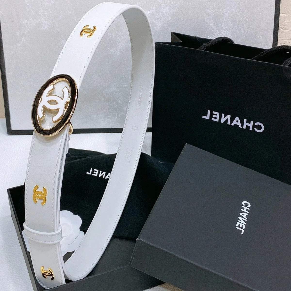 CC 30MM BELT IN WHITE SMOOTH CALFSKIN WHITE MIX BLACK METAL LOGO GOLD HARDWARE