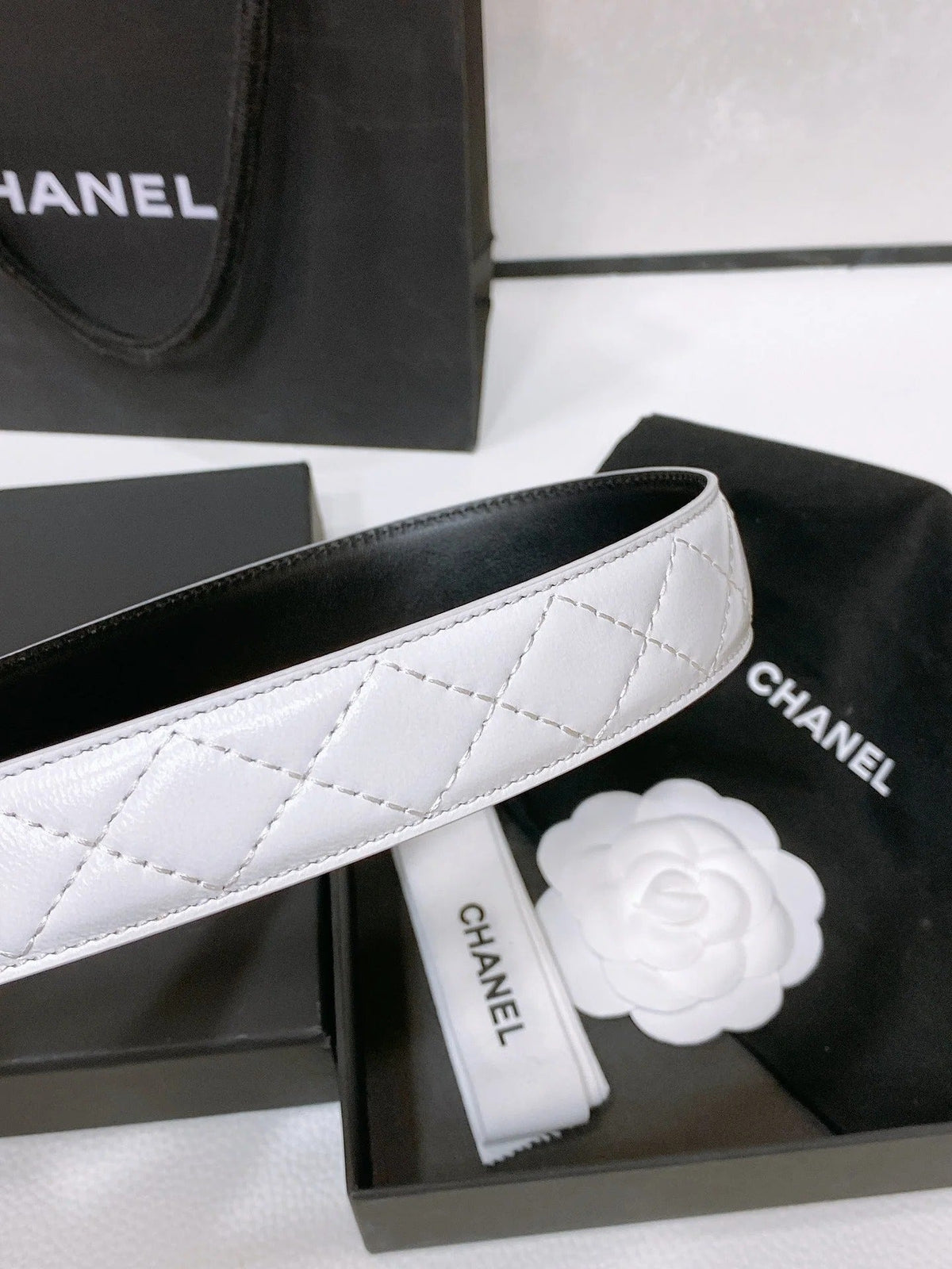 CC BELT 30 MM IN WHITE CALFSKIN PEARL LOGO WITH GOLD HARDWARE