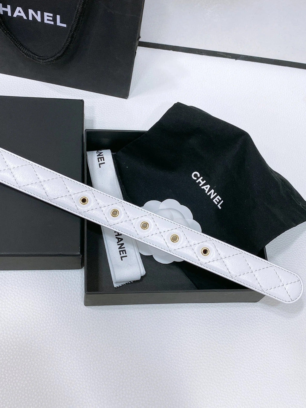 CC BELT 30 MM IN WHITE CALFSKIN PEARL LOGO WITH GOLD HARDWARE
