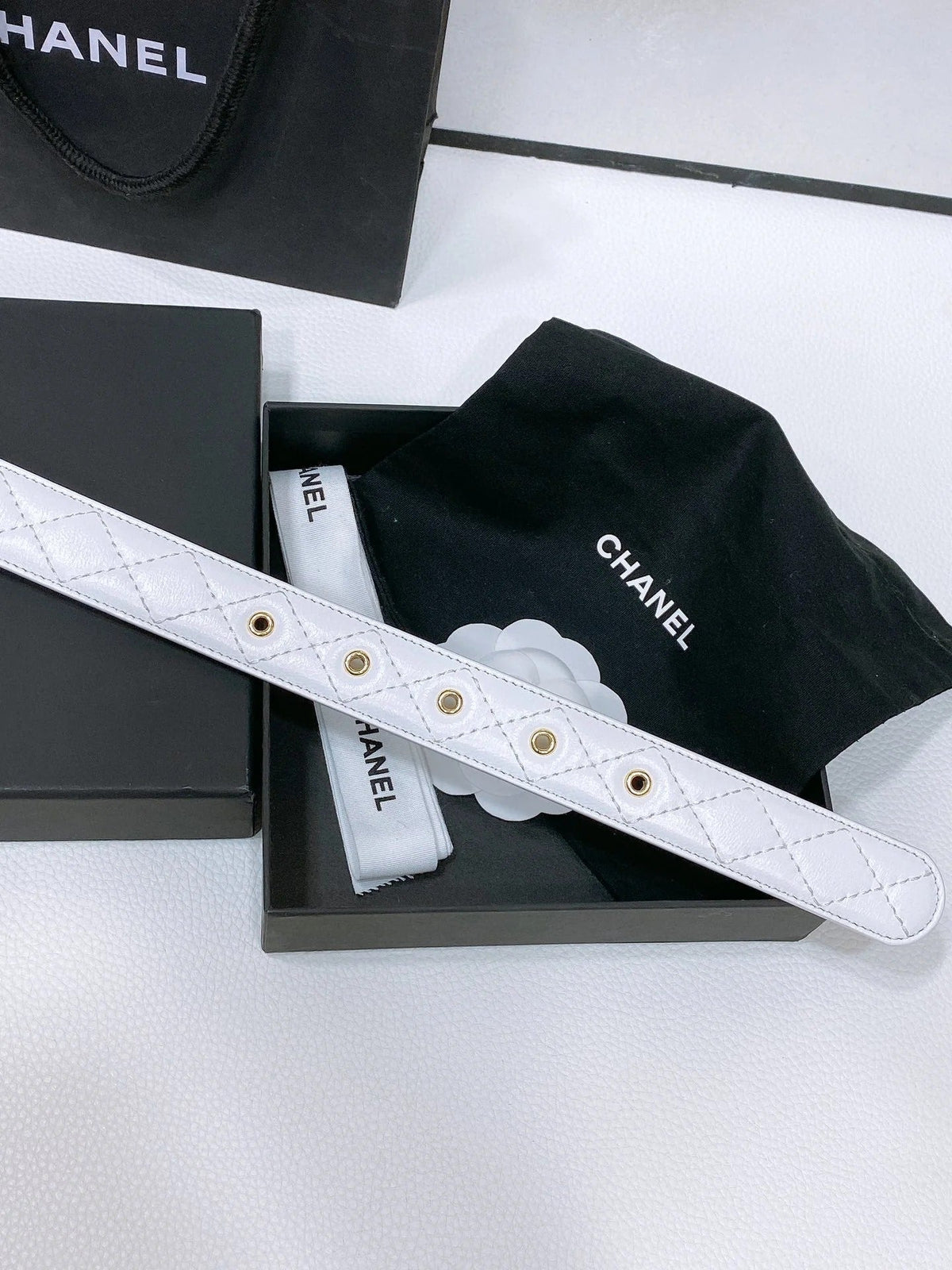 CC BELT 30 MM IN WHITE CALFSKIN PEARL LOGO WITH GOLD HARDWARE