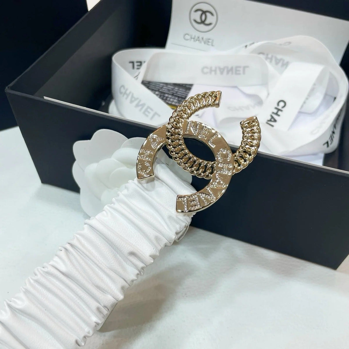 DOUBLE CC 30MM STRETCH BELT IN WHITE CALFSKIN GOLD CHAIN BUCKLE CRYSTAL LOGO