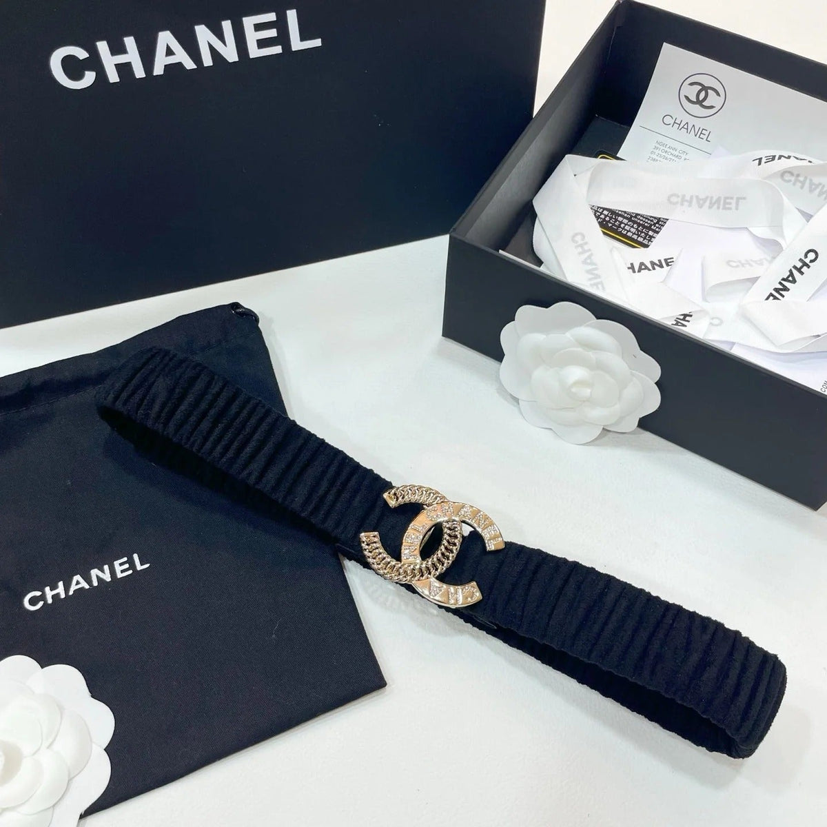 DOUBLE CC 30MM STRETCH BELT IN BLACK SUEDUE WITH GOLD CHAIN BUCKLE CRYSTAL DETAIL