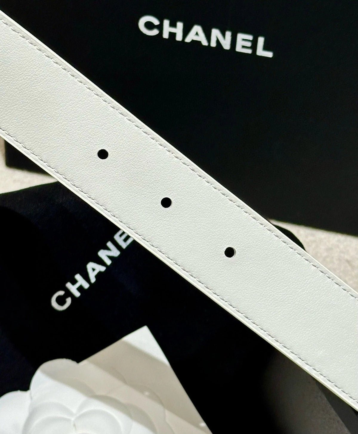 DOUBLE C BELT 30MM IN WHITE CALFSKIN GOLD BUCKLE WITH EMBOSSED CHECK PATTERN