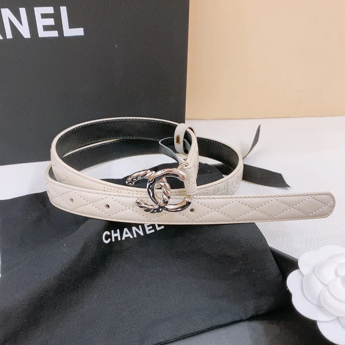 DOUBLE C BELT 20MM IN WHITE CALFSKIN WITH QUILTED STITCHING SPIRAL SILVER BUCKLE