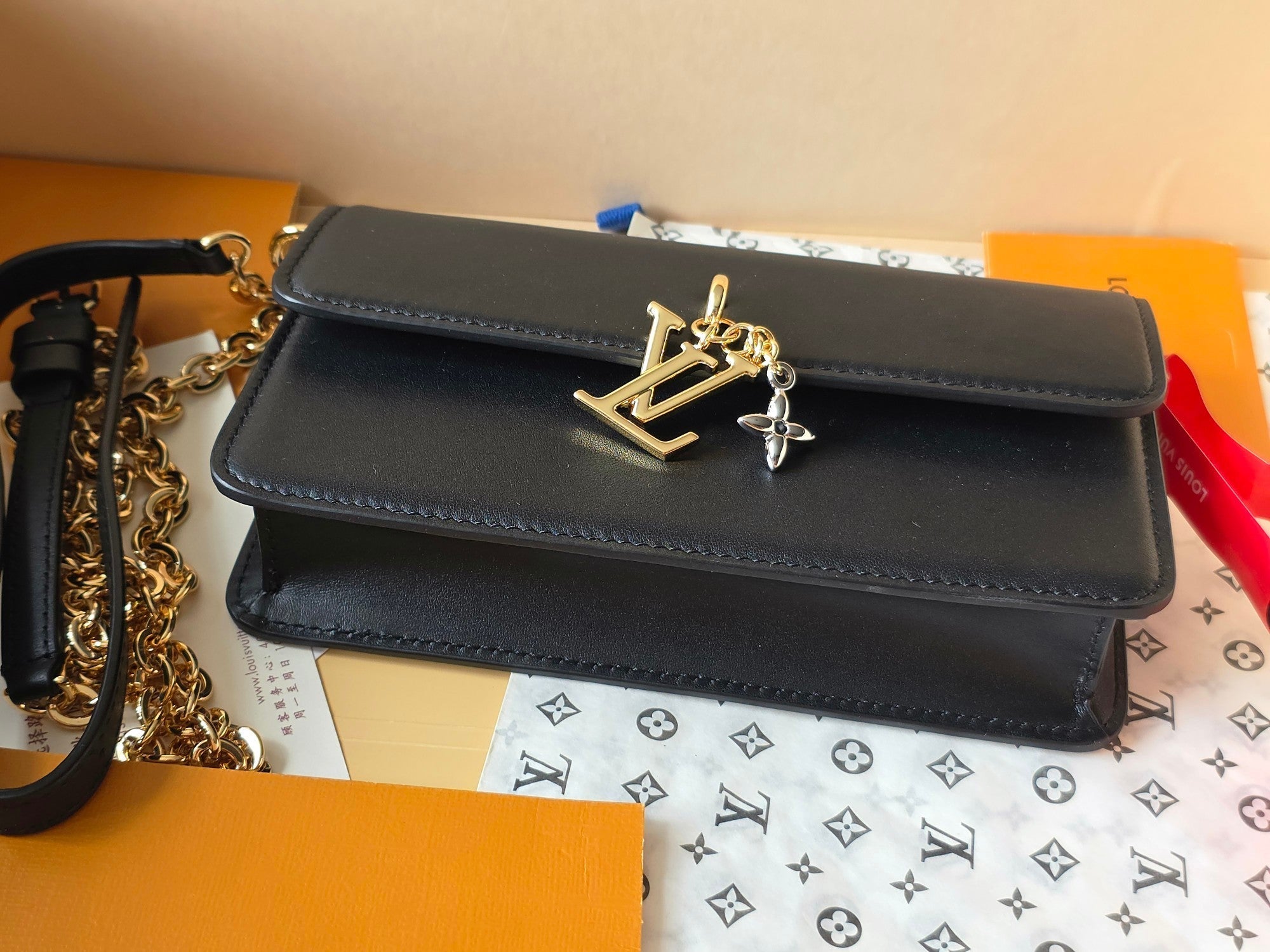 LV Wallet On Chain Bloom Black Calfskin 291936