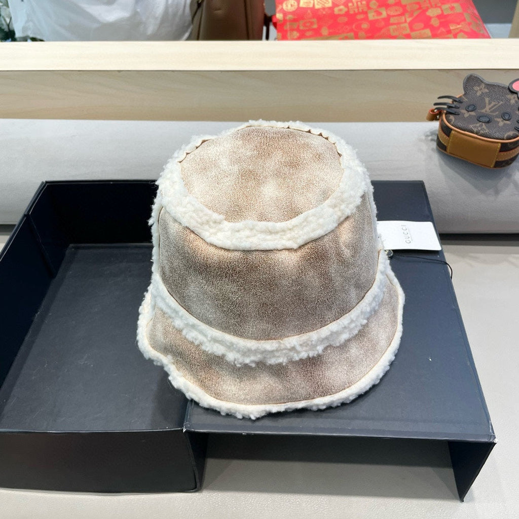 BUCKET HAT IN BEIGE TAN LAMBSKIN AND WHITE FLEECE 426222