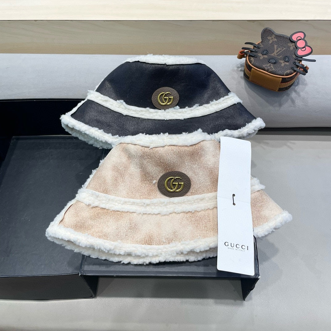 BUCKET HAT IN BEIGE TAN LAMBSKIN AND WHITE FLEECE 426222