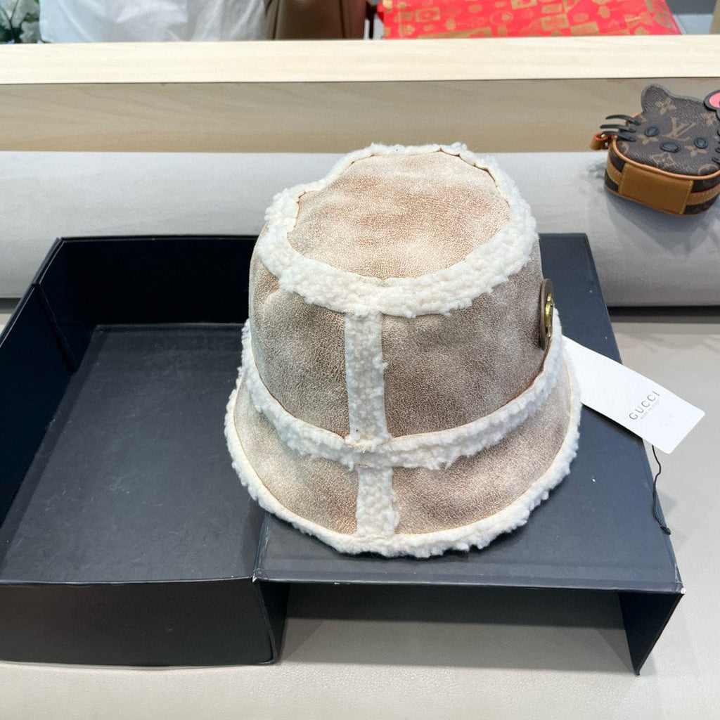 BUCKET HAT IN BEIGE TAN LAMBSKIN AND WHITE FLEECE 426222