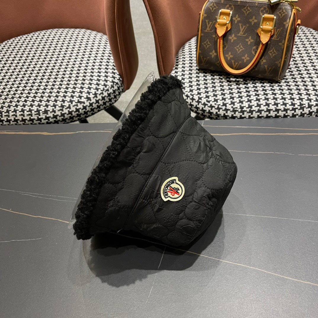 REVERSIBLE NAPPA & SHEARLING BUCKET HAT BLACK 436510