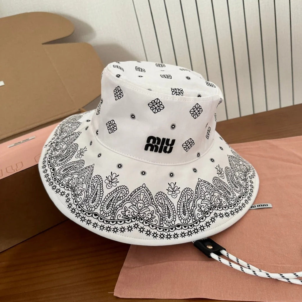 MM BUCKET IN WHITE FABRIC WITH BLACK EMBROIDERED PATTERN
