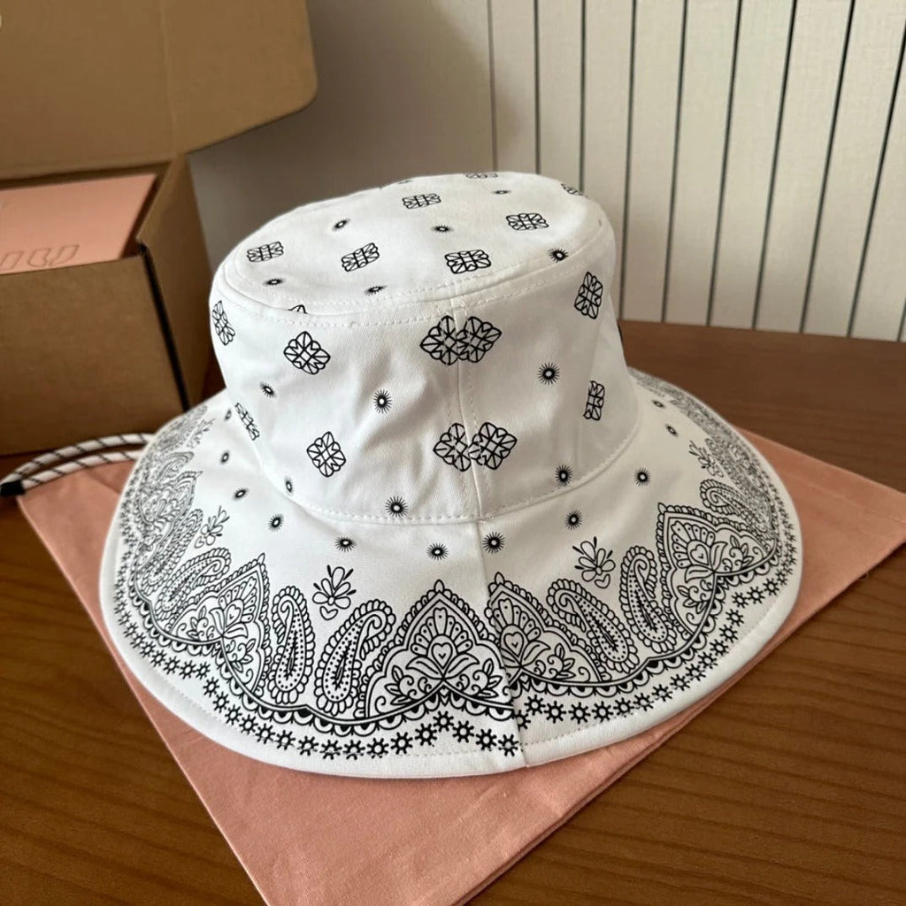 MM BUCKET IN WHITE FABRIC WITH BLACK EMBROIDERED PATTERN