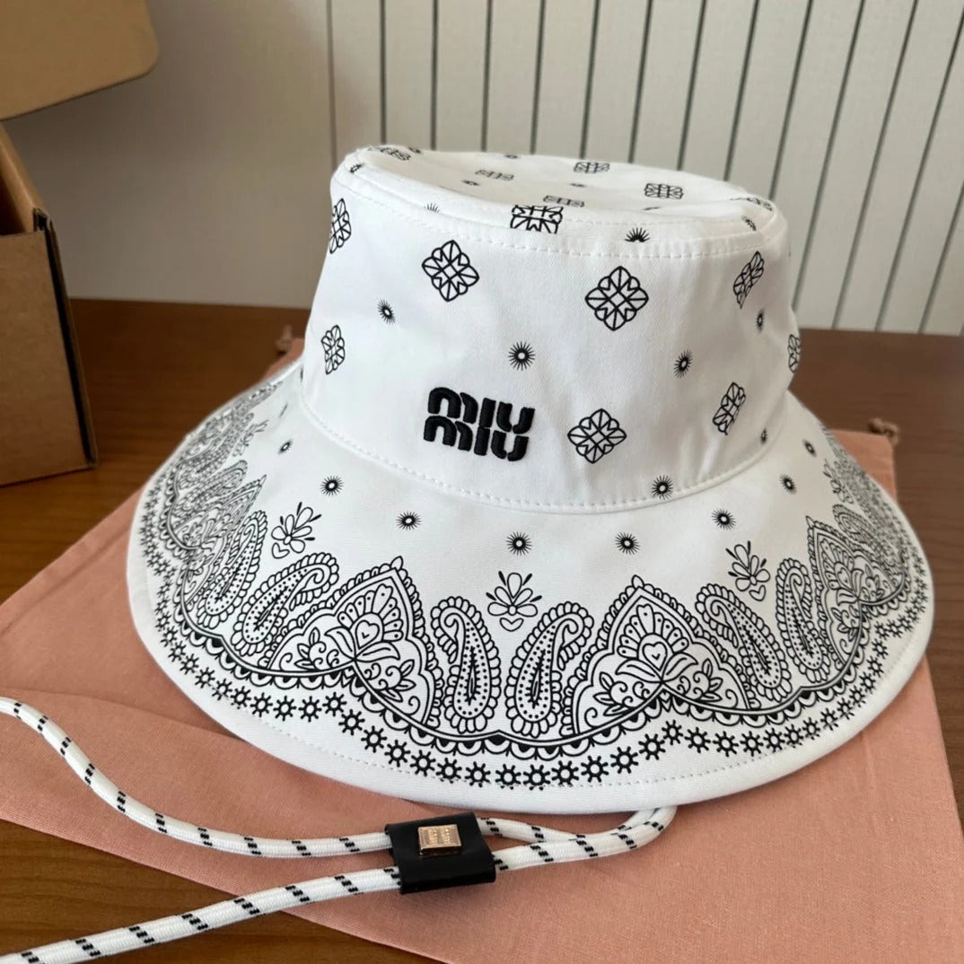 MM BUCKET IN WHITE FABRIC WITH BLACK EMBROIDERED PATTERN